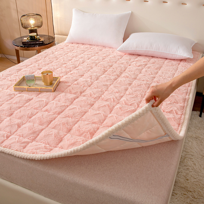 Faux Rabbit Fur Blanket Quilted Bed Pad for Autumn and Winter Single and Double Bed, New Design for Dormitory and Home Use